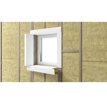 Isolierte Wand mit eingebautem Fenster und Fensterbank