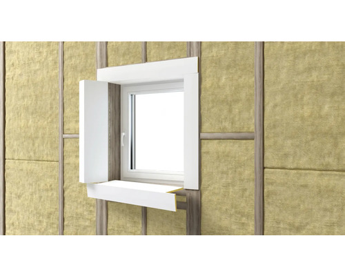Isolierte Wand mit einem weißen Fenster und Fensterladen.