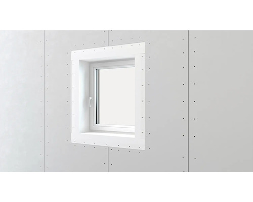 Wand mit Gipskartonplatten und Fensteröffnung für den Innenausbau.