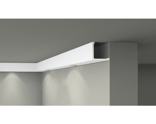 Aufnahme einer Deckenleiste mit indirekter Beleuchtung an der Wand