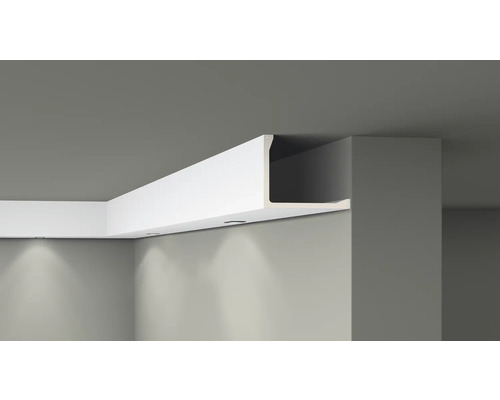 Indirekte Beleuchtung mit LED-Profilen an Wand und Decke