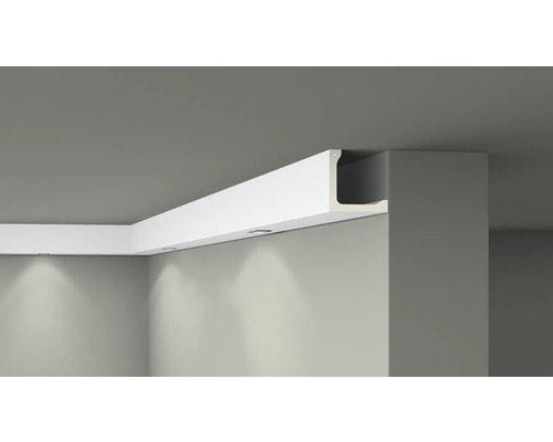 Eckansicht einer Deckenleiste mit indirekter Beleuchtung