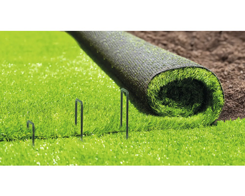 Kunstrasenrolle mit Befestigungsnägeln für den Garten