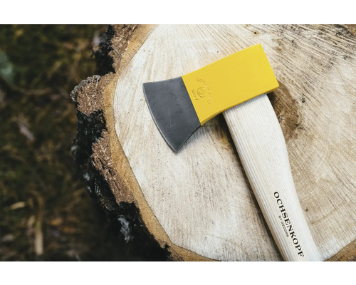 Ochsenkopf Spaltaxt auf einem Baumstamm