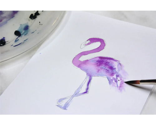 Aquarellbild eines Flamingos mit Pinsel auf Papier