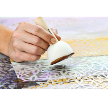 Hand bemalt Leinwand mit Schablonierpinsel und Schablone