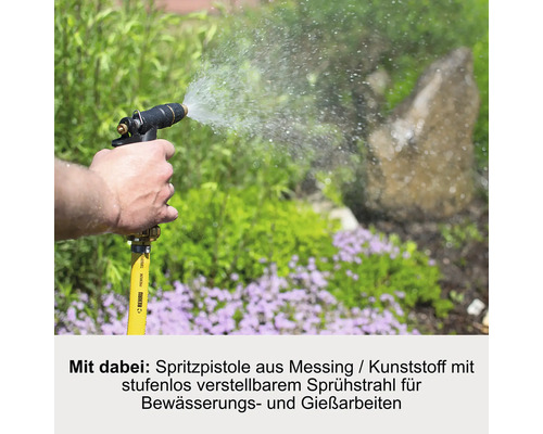 Eine Person hält eine Spritzpistole aus Messing und Kunststoff, die Wasser versprüht. Geeignet für Bewässerungs- und Gießarbeiten.