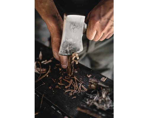 Axt beim Bearbeiten von Holz