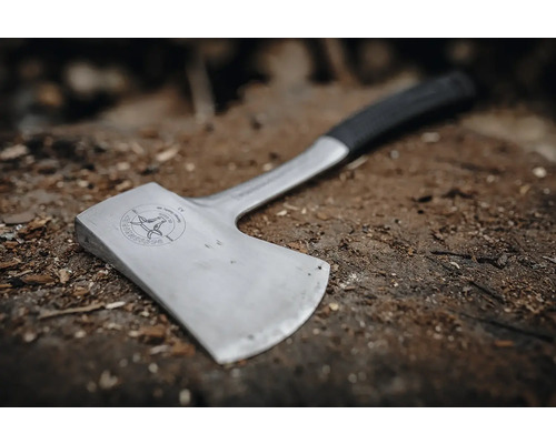 Axt mit schwarzem Griff auf einem Holzscheit