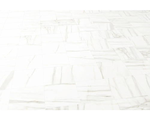 Verlegte Bodenfliesen im Marmorlook