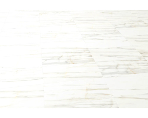 Verlegter Bodenbelag in Marmoroptik.