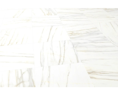 Verlegter Boden aus Marmorfliesen.