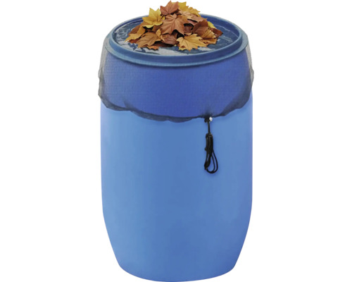 Regentonne mit Laubschutznetz und Blättern