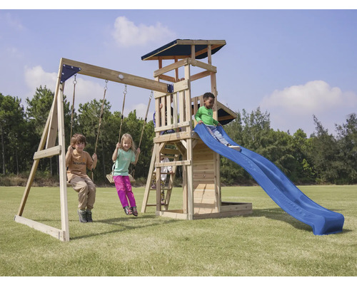 Spielplatz mit Schaukeln, Turm und Rutsche für Kinder im Garten