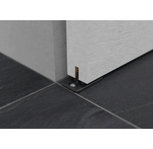 Detailansicht eines Schiebetürsystems mit Bodenführungsschiene auf Fliesenboden.