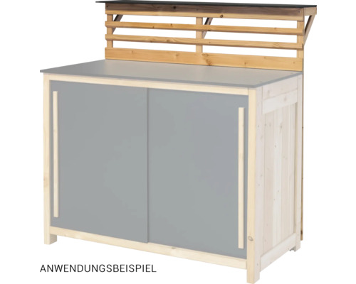 Anwendungsbeispiel eines Geräteschranks aus Holz mit Schiebetüren und Dach