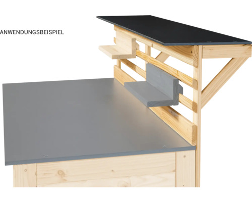 Anwendungsbeispiel eines Gartentischs mit Regalen aus Holz