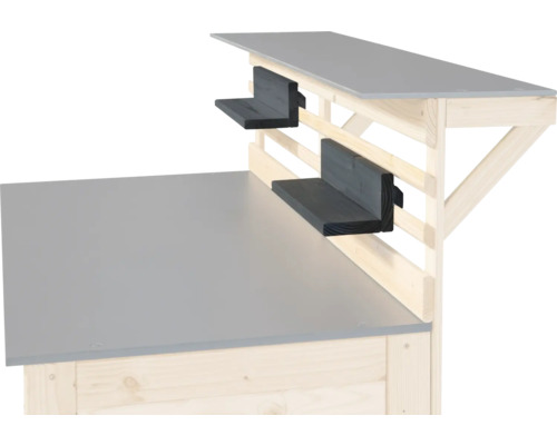 Detailansicht eines Spielhauses aus Holz mit Ablageflächen