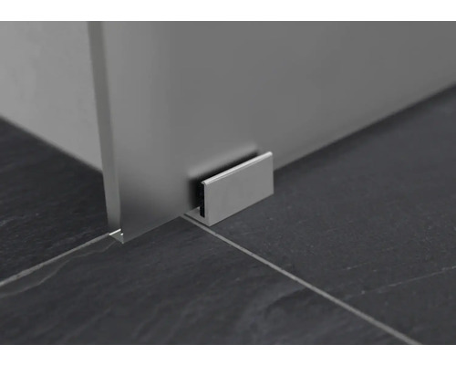 Detailaufnahme eines Duschwandprofils auf einem dunklen Fliesenboden