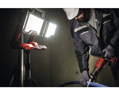 Ein Arbeiter benutzt eine Säbelsäge unter dem Licht einer Einhell Arbeitsleuchte.