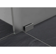 Detail einer Duschkabine mit Metallprofil und Bodenbefestigung