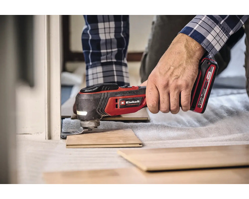 Einhand-Multifunktionswerkzeug beim Schneiden von Laminat