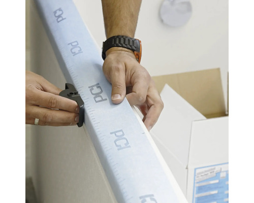 Zuschneiden einer PCI Bauplatte mit einem Schneidwerkzeug