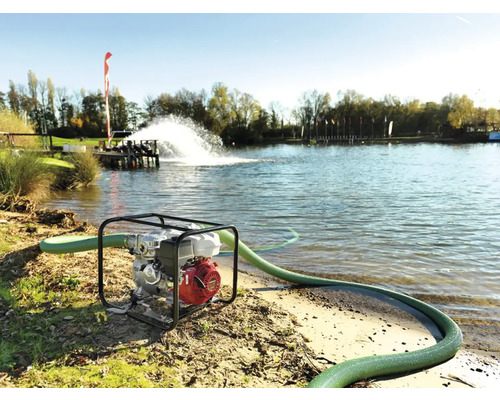 Wasserpumpe mit Schlauch am Ufer eines Sees im Einsatz