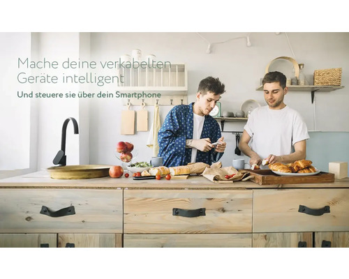 Zwei Männer bereiten Essen in einer hellen Küche zu. Text im Bild: Mache deine verkabelten Geräte intelligent und steuere sie über dein Smartphone.