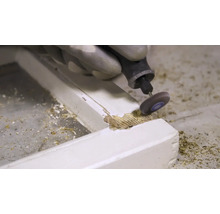 Elektrowerkzeug beim Schleifen von Holz