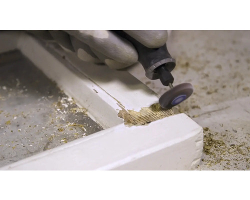 Elektrowerkzeug beim Schleifen von Holz