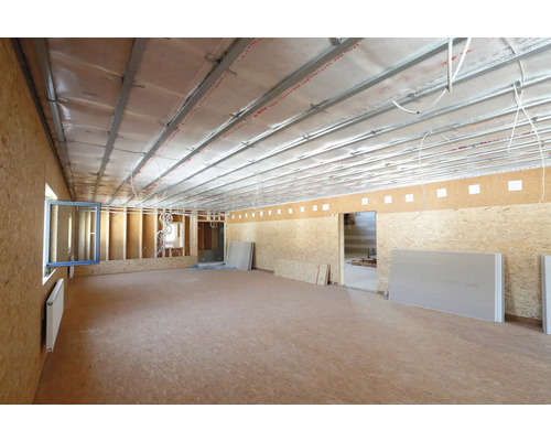 Rohbau eines Raumes mit Holzwänden, Deckenkonstruktion und Installationen