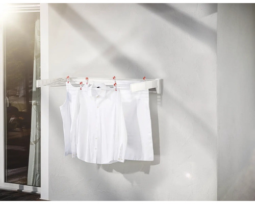 Wäscheständer zur Wandmontage mit weißer Kleidung