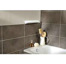 Badezimmer mit Heizung, Waschlappen, Duschbürste und Badewanne