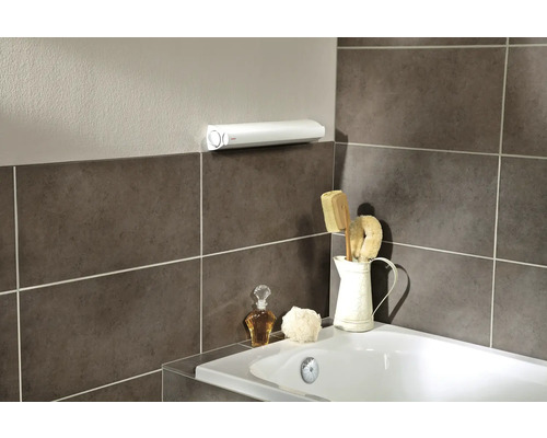 Badezimmer mit Heizung, Waschlappen, Duschbürste und Badewanne