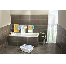 Badezimmer mit Badewanne, Wäscheleine und Wäschekorb für die Wäsche