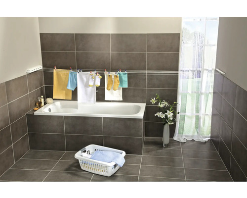 Badezimmer mit Badewanne, Wäscheleine und Wäschekorb für die Wäsche