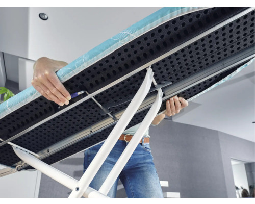 Person trägt Bügeltisch mit Untergestell