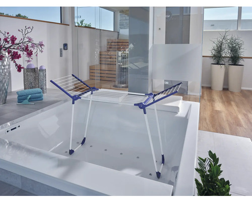 Wäscheständer auf Badewanne in modernem Badezimmer