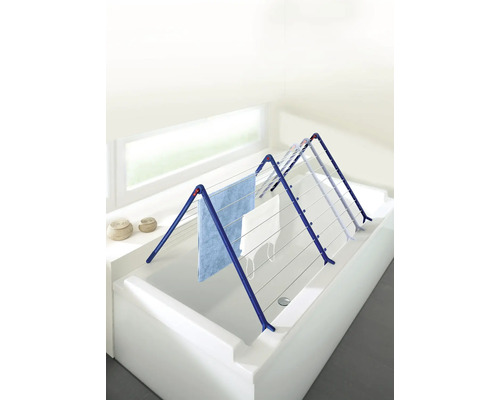 Wäscheständer für die Badewanne mit darauf liegenden Handtüchern