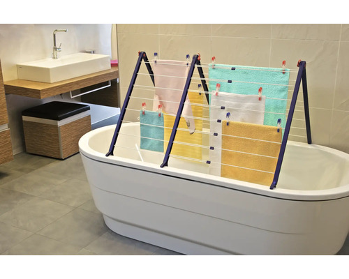 Wäscheständer über einer Badewanne mit Handtüchern