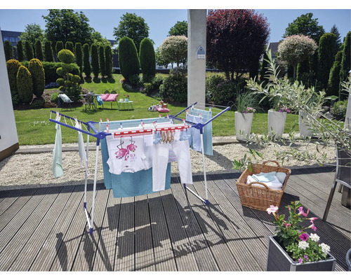 Wäscheständer mit Wäsche im Garten