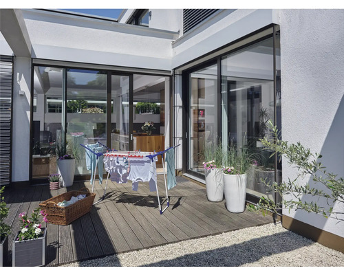 Terrasse mit Wäscheständer, Terrassendielen und Schiebetüren