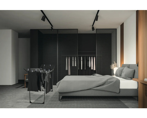 Schlafzimmer mit Doppelbett, Kleiderständer, Deckenleuchte und Wäscheständer