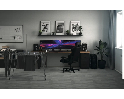 Zimmer mit Wäscheständer, Schreibtisch, Stuhl und Computermonitoren