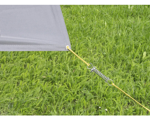 Detailansicht eines Zeltes mit Abspannseil und Feder