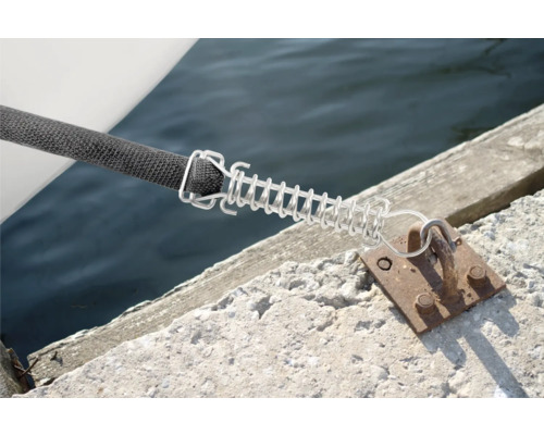 Bootsleine mit Feder am Steg befestigt