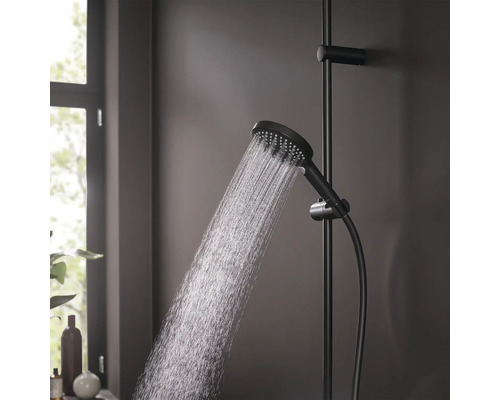 Brausestange mit Handbrause im Badezimmer mit laufendem Wasser.