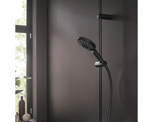 Handbrause mit Brausestange im Badezimmer