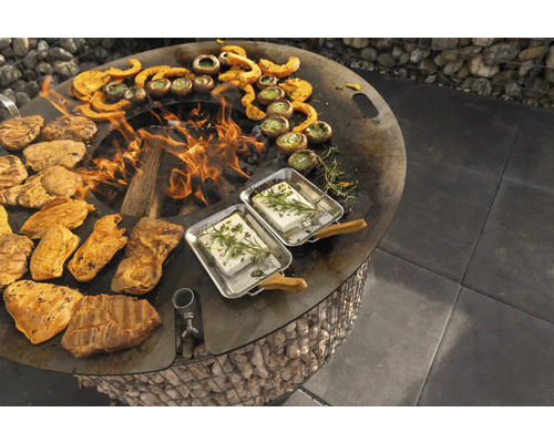 Grill mit Fleisch, Gemüse und Feta über offenem Feuer